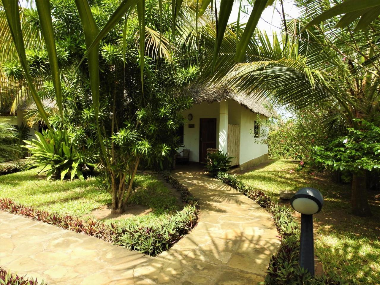 Sheba Cottages - Praia de Diani Exterior foto